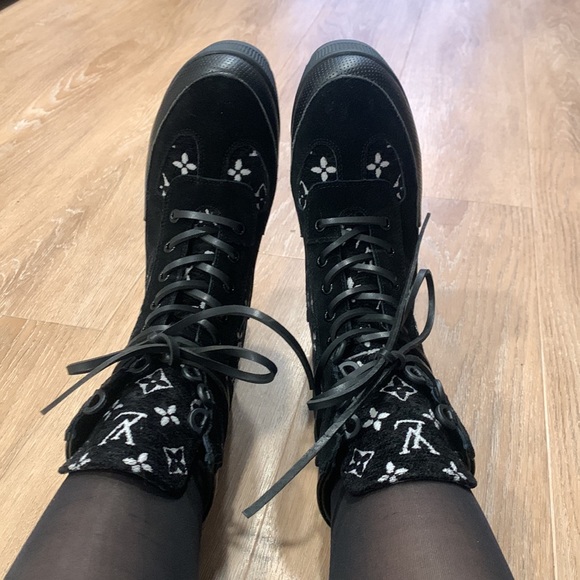 Black velour platform lace up heeled boots - Picture 2 of 7